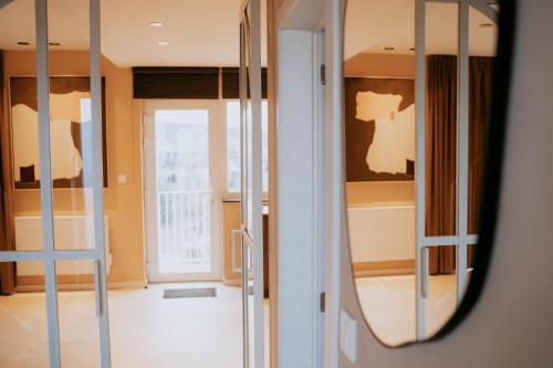 Cette chambre dispose de portes vitrées et d'un miroir. dans l'établissement Casa Alta, à Namur
