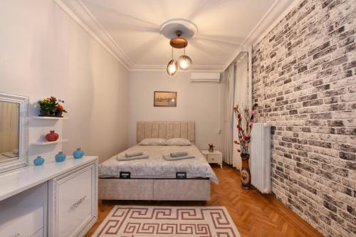 - une chambre avec un lit et un mur en briques dans l'établissement Center Suite 5, à Istanbul