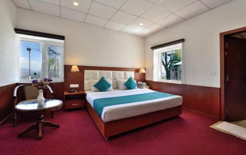 Кровать или кровати в номере Galleu Hill Resort, Kufri Himalayan view resort