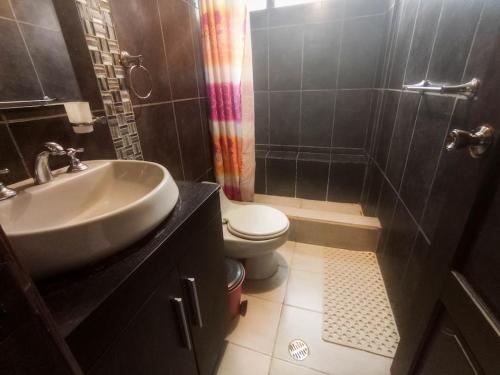 a bathroom with a sink and a toilet at Departamento amplio y lujoso - excelente ubicación in Quito