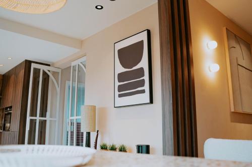 une salle à manger avec une table et une photo sur le mur dans l'établissement Casa Alta, à Namur