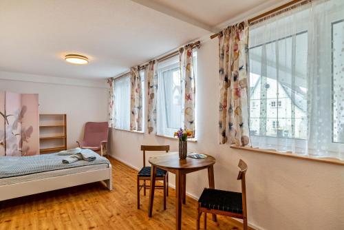 1 dormitorio con cama, mesa y ventana en Zentral und nett in Calw, en Calw