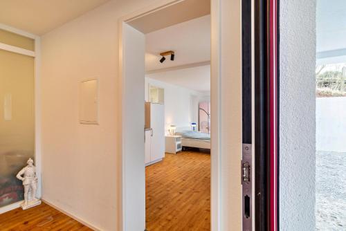 Habitación con una puerta que conduce a un dormitorio en Zentral und nett in Calw, en Calw