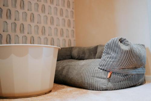 a living room with a couch and a bucket at Casa Alta in Namur