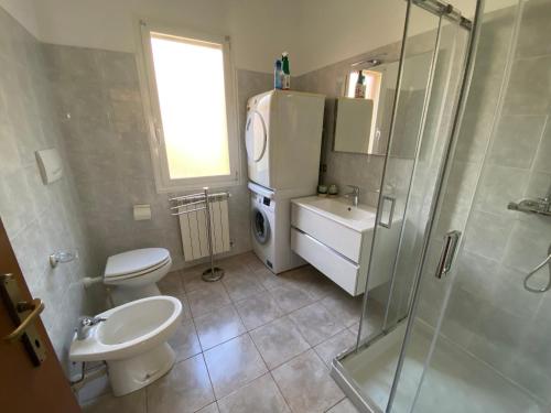 uma casa de banho com um WC, um lavatório e um chuveiro em LEMON House em Ventimiglia