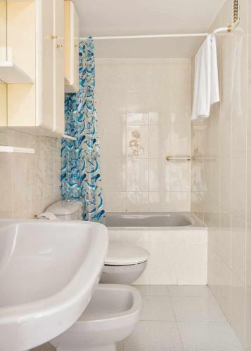 a bathroom with a sink and a toilet and a tub at La Solanda de Sallent in Sallent de Gállego