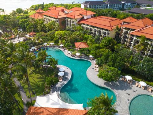 z góry widok na ośrodek z basenem w obiekcie Ayodya Resort Bali w mieście Nusa Dua