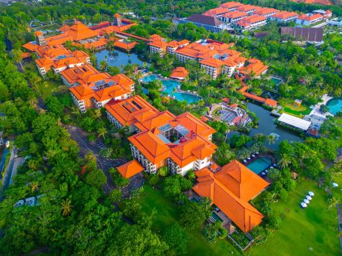 een uitzicht op een groot gebouw met oranje daken bij Ayodya Resort Bali in Nusa Dua