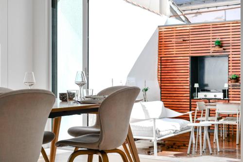 une salle à manger avec une table et des chaises et une télévision dans l'établissement Superbe maison de ville à deux pas de la plage des Sables 8 personnes, à Les Sables-dʼOlonne