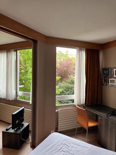 une chambre avec un lit, un bureau et une fenêtre dans l'établissement Paris XV Multire - Aparthotel 4 guests, à Paris