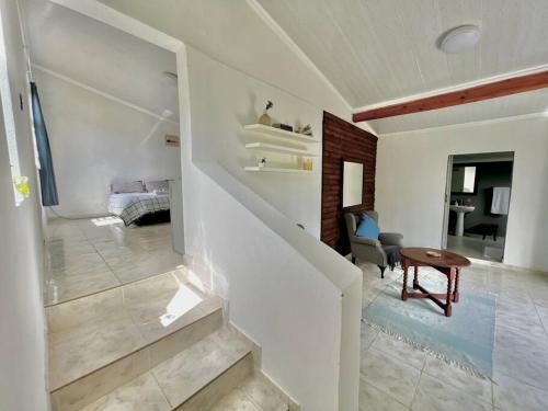 ein Wohnzimmer mit einer Treppe, die zu einem Schlafzimmer führt in der Unterkunft Eagles Rest Cottage in Margate