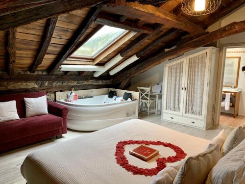 um quarto com uma banheira e uma cama com um bolo em Akla Hotel Palacio Torre de Ruesga em Lastras