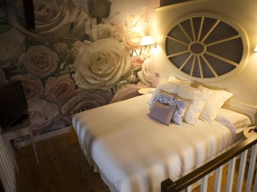 a bedroom with a bed with a flower wall at Akla Hotel Palacio Torre de Ruesga in Lastras