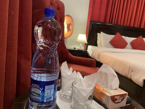 eine große Flasche Wasser auf einem Tisch in einem Hotelzimmer in der Unterkunft Harvey's Islamabad in Islamabad