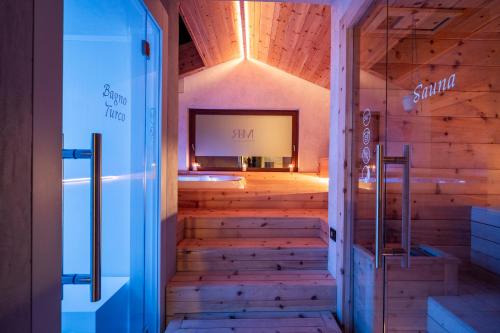 a bathroom with stairs and a tub in a room at Maison Rosset agriturismo, camere, APPARTAMENTI e spa in Valle d'Aosta in Nus