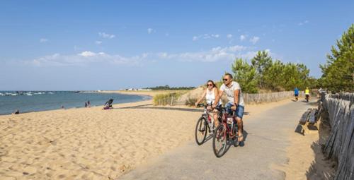 - un vélo sur la plage dans l'établissement Comfortable and nice house with a beautiful garden, à La Tranche-sur-Mer