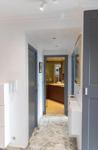 une salle de bain avec un lavabo et un miroir dans l'établissement Lovely 48 m2 appt with sea view and swimming pool, à Antibes