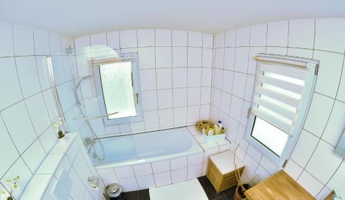 a bathroom with a tub and a window at Douillet nid d'aigle in Daillon