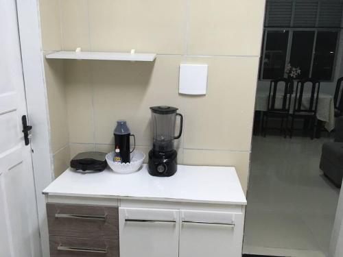 uma cozinha com um liquidificador num balcão branco em Apartamento três quartos no centro do Recife no Recife