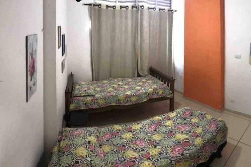 duas camas num quarto com uma colcha em Apartamento três quartos no centro do Recife no Recife