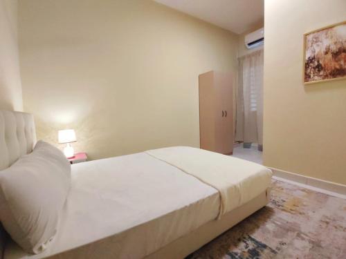 Villa Impiana Homestay tesisinde bir odada yatak veya yataklar