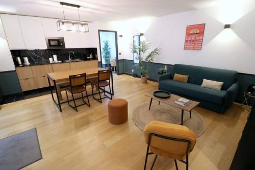 un salon avec un canapé et une table dans l'établissement Cocon neuf - Coeur du 11e, à Paris