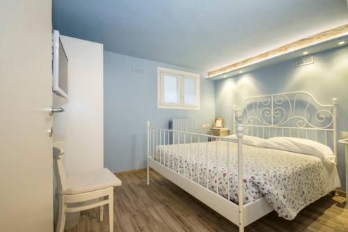 a bedroom with a bed and a blue wall at La Contrada B&B in Casnate con Bernate