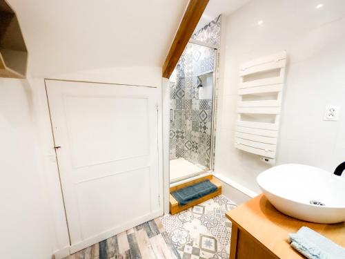 a bathroom with a white sink and a shower at Bel appartement à 10 minutes de Disney in Quincy-Voisins