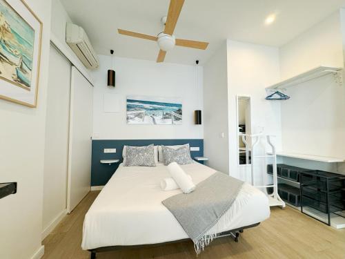 ein Schlafzimmer mit einem großen weißen Bett in einem Zimmer in der Unterkunft Luminoso, cómodo y buena zona in Madrid