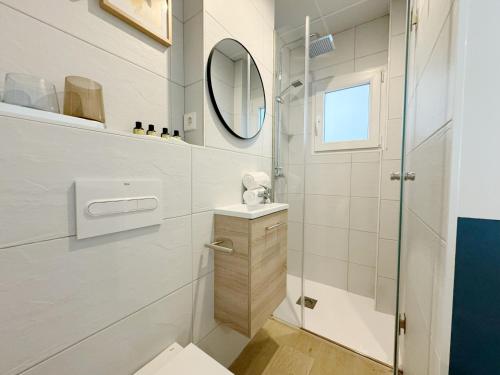 ein Bad mit einer Dusche, einem WC und einem Spiegel in der Unterkunft Luminoso, cómodo y buena zona in Madrid