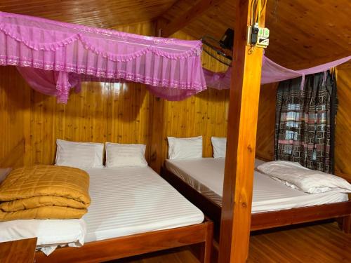 Tempat tidur dalam kamar di Mao Sapa trekking and homestay