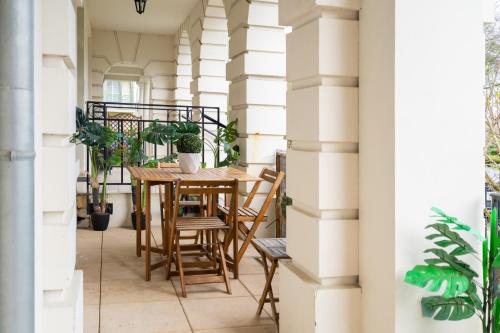 un balcon vide avec une table et des chaises dans l'établissement Studio confortable : Disney & Shopping, à Serris