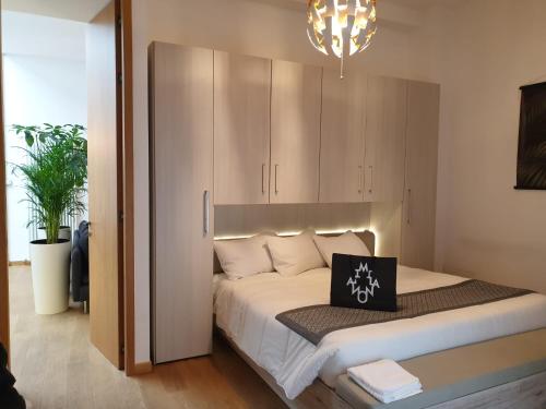 een slaapkamer met een bed met een zwart-wit kussen erop bij Aparthotel Dei Mercanti in Milaan
