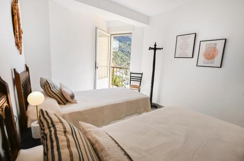 1 Schlafzimmer mit 2 Betten und einem Fenster in der Unterkunft Edificio Torre de Calpe in Calpe