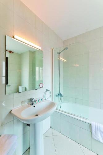 a bathroom with a sink and a tub and a mirror at Can Peixan in Alcarraz