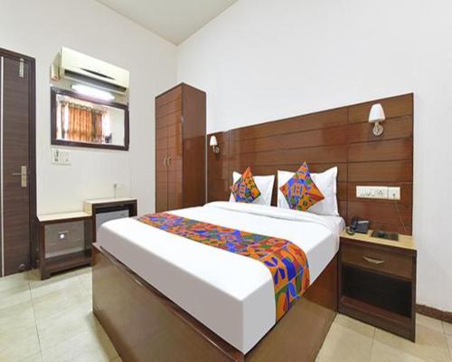 un dormitorio con una cama grande en una habitación en FabHotel Jaipur Casa, en Jaipur
