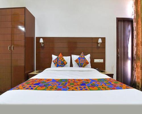 Un dormitorio con una cama grande con una manta colorida. en FabHotel Jaipur Casa, en Jaipur