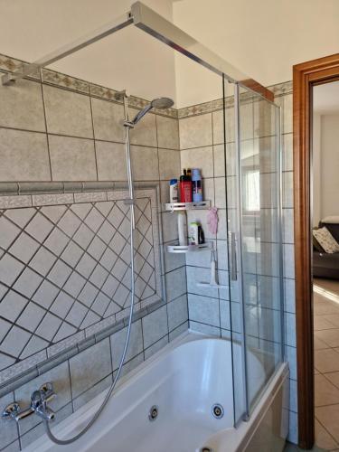 eine Badewanne mit Dusche im Bad in der Unterkunft La Mansarda Di Cecco in Avezzano