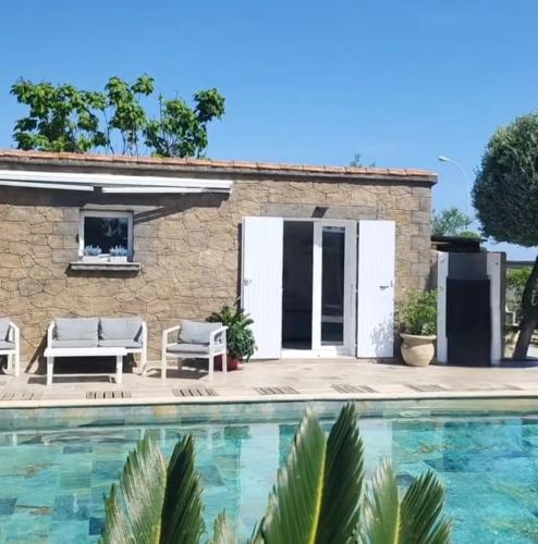 une villa avec piscine et une maison dans l'établissement La Villa de la Marana, à Borgo