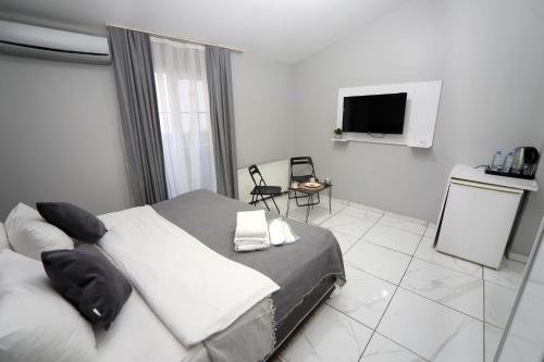 a bedroom with a bed and a tv in it at Arkem Maltepe in Istanbul