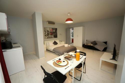 a living room with a table and a bed at Arkem Maltepe in Istanbul