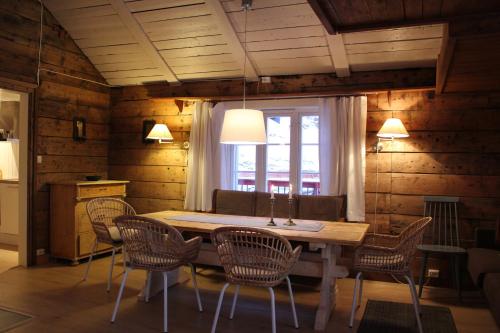d'une salle à manger avec une table, des chaises et une fenêtre. dans l'établissement Elisabeth-Bua, à Moskenes