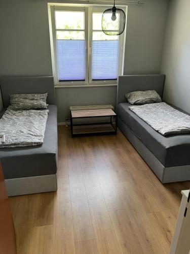 Zimmer mit 2 Betten und einem Fenster in der Unterkunft Nice 2 Room Apartment - central / VW Werk in Wolfsburg
