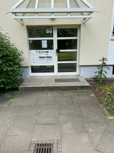 eine Eingangstür eines Hauses mit Fenster in der Unterkunft Nice 2 Room Apartment - central / VW Werk in Wolfsburg