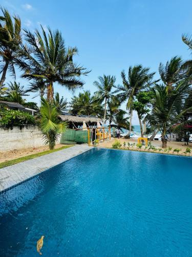 Бассейн в Frangipani Beach Villa или поблизости
