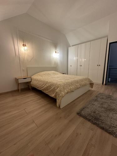 une chambre avec un lit et un parquet dans l'établissement Elégance spacieuse, à Saint-Georges-sur-Baulche