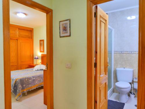 une salle de bain avec un lit et des toilettes dans une chambre dans l'établissement El Halcon - Halcon Dream, à Arona