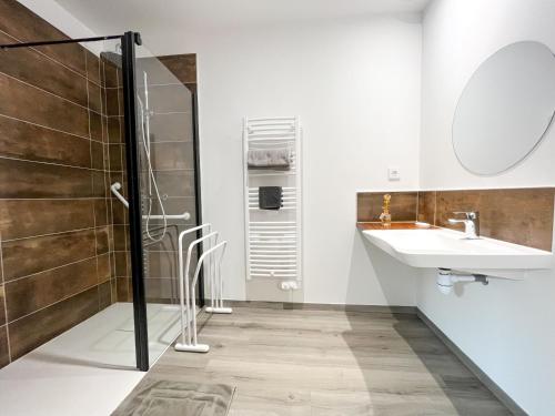 La salle de bains est pourvue d'un lavabo et d'une douche. dans l'établissement Gîte campagne famille 15 pers Piscine chauffée Jeux enfants Pétanque, à Saint-Sauvy