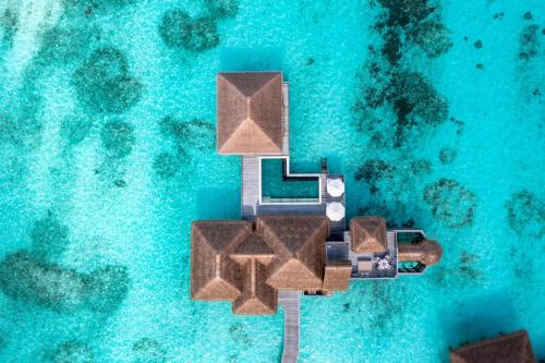 eine Luftansicht eines Hauses im Wasser in der Unterkunft Gili Lankanfushi Maldives in Nord-Malé-Atoll