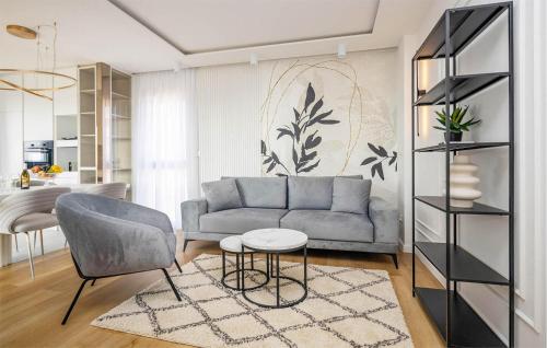 Ruang duduk di Lovely Apartment In Sveti Filip I Jakov